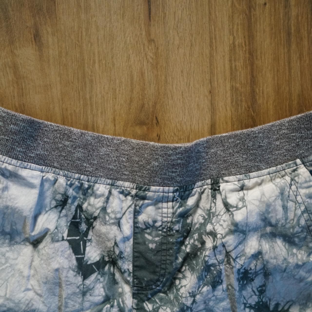 Gray and white #Cabi tie-dye pants with adjustable waist. Straight leg. Size large. - Thumbnail 2