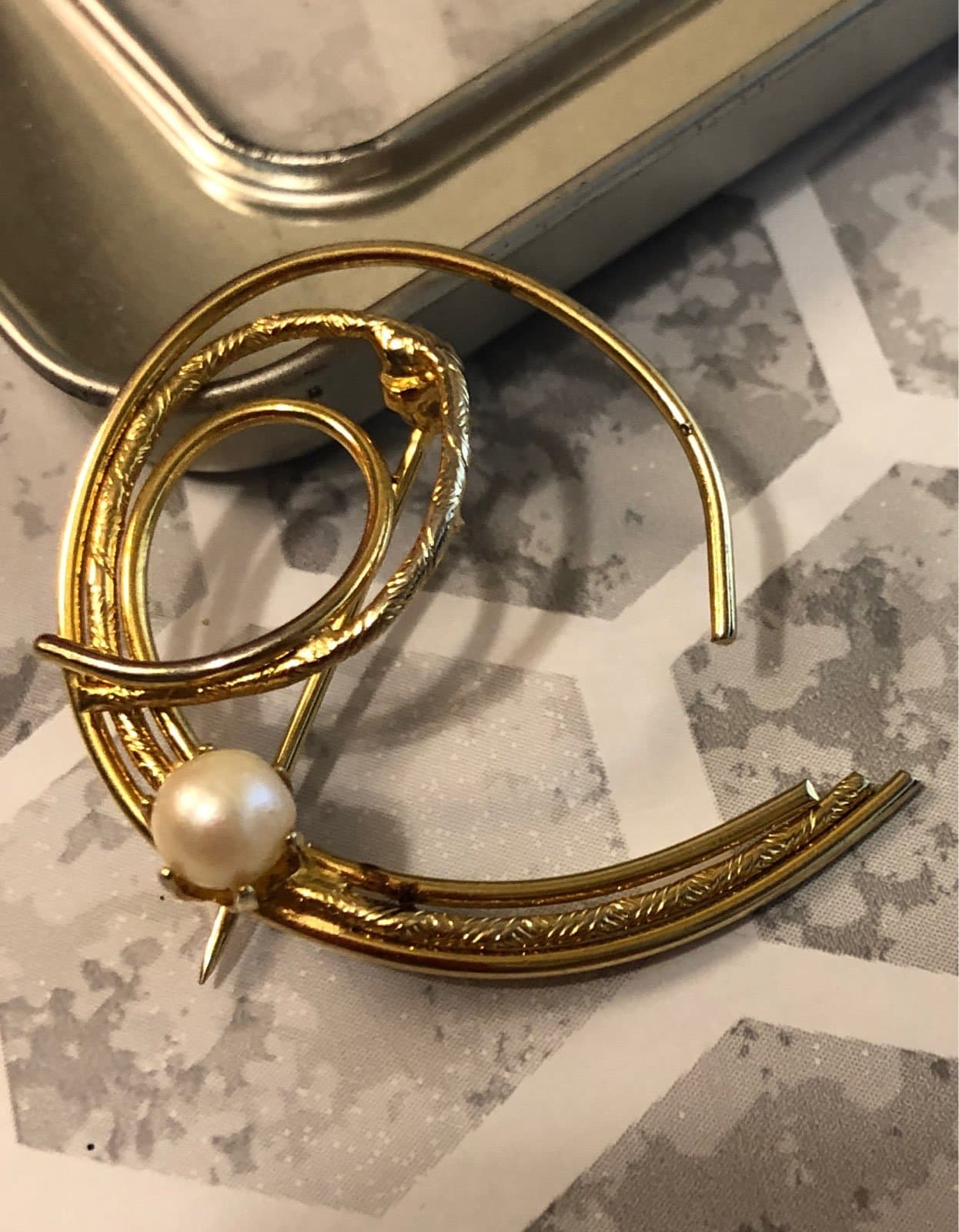 Gold tone brooch with pearl