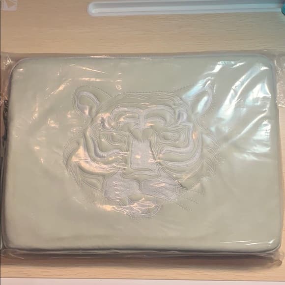 🔥 Deena & Ozzy Tiger Embroidered Laptop Sleeve – Urban Outfitters​ - Thumbnail 4