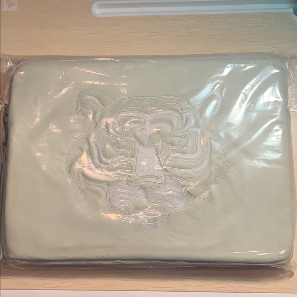 🔥 Deena & Ozzy Tiger Embroidered Laptop Sleeve – Urban Outfitters​ - Thumbnail 3