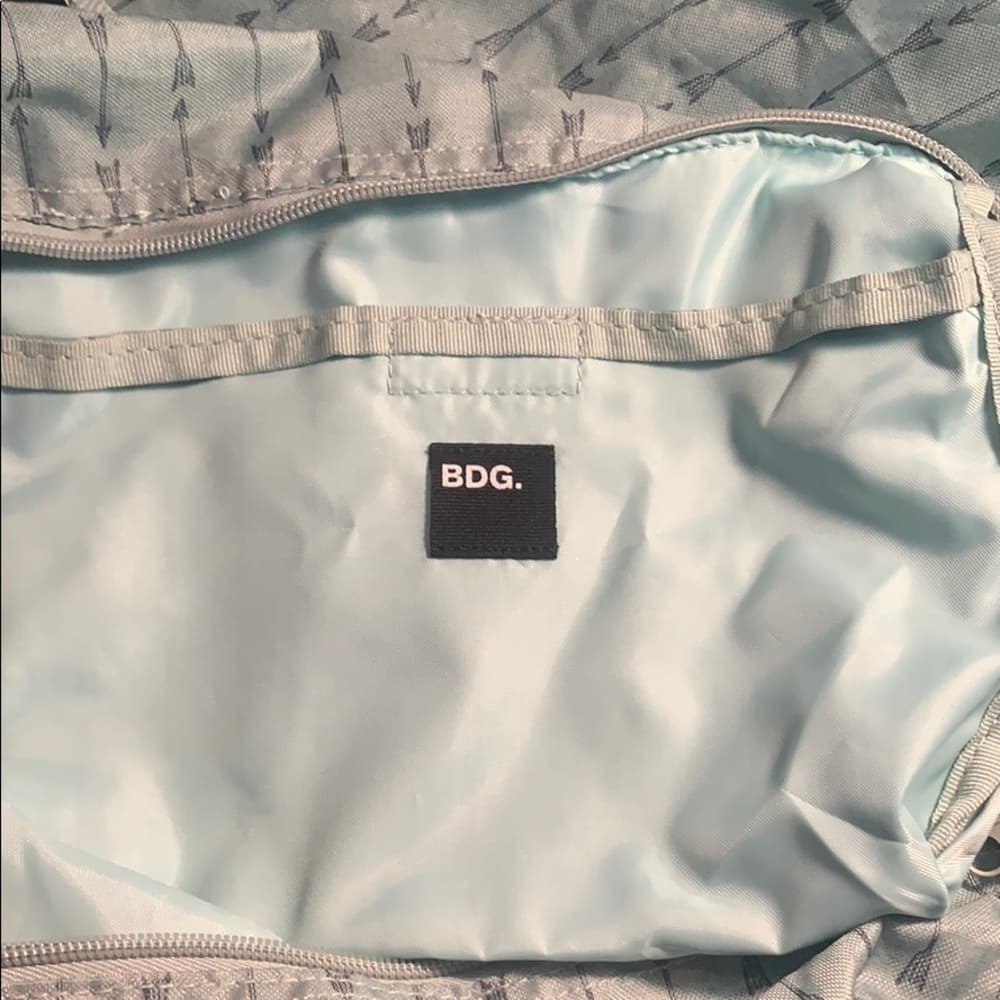 BDG Lightweight Nylon Arrow Print Duffle Bag – Foldable & Travel-Ready​ - Thumbnail 3