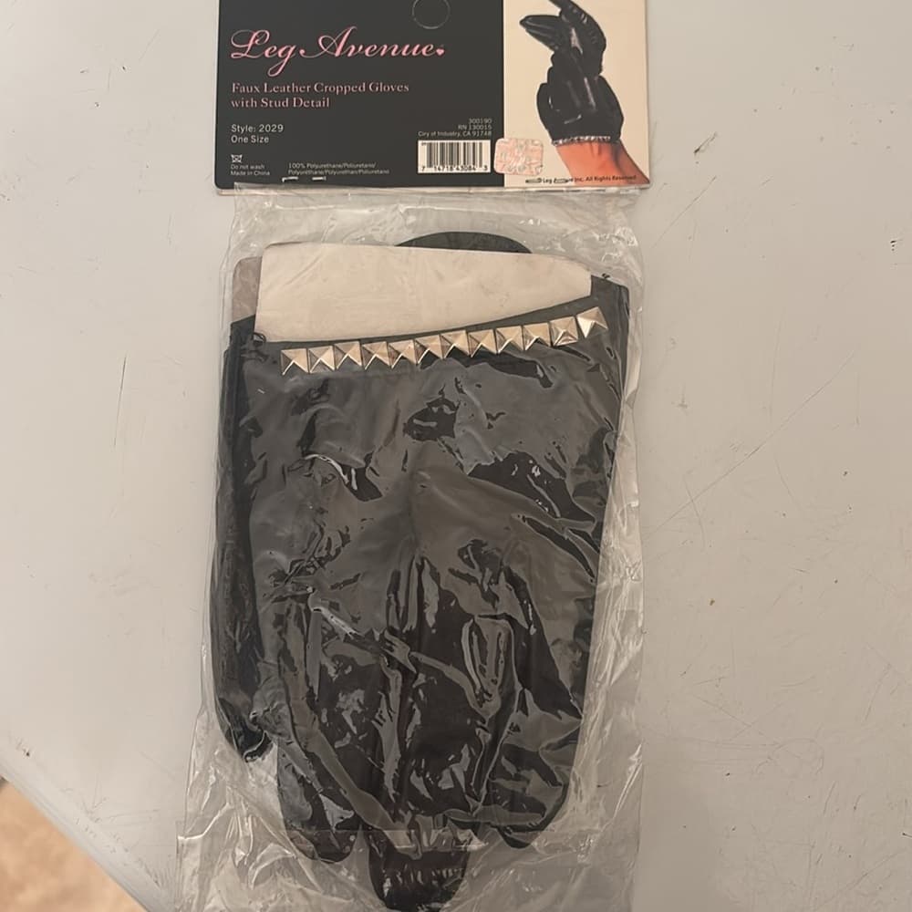 Leg Avenue Black Faux Leather Studded Cropped Gloves​ - Thumbnail 2