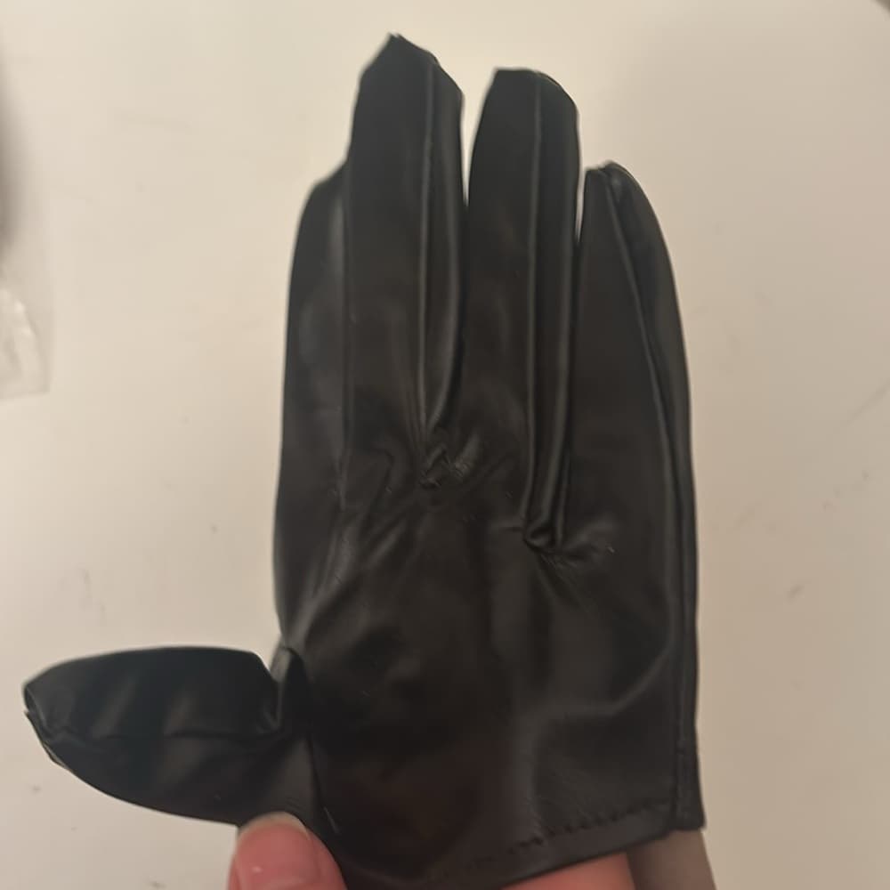Leg Avenue Black Faux Leather Studded Cropped Gloves​ - Thumbnail 6