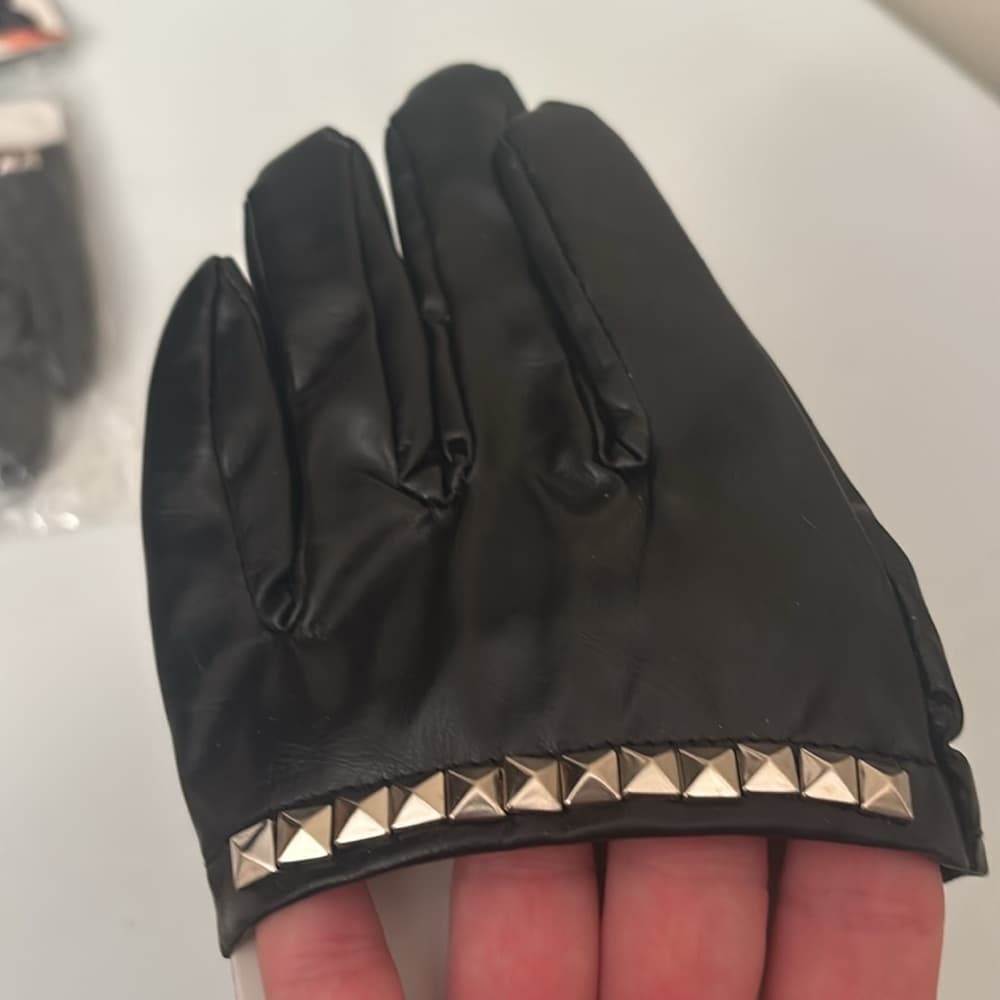 Leg Avenue Black Faux Leather Studded Cropped Gloves​ - Thumbnail 7