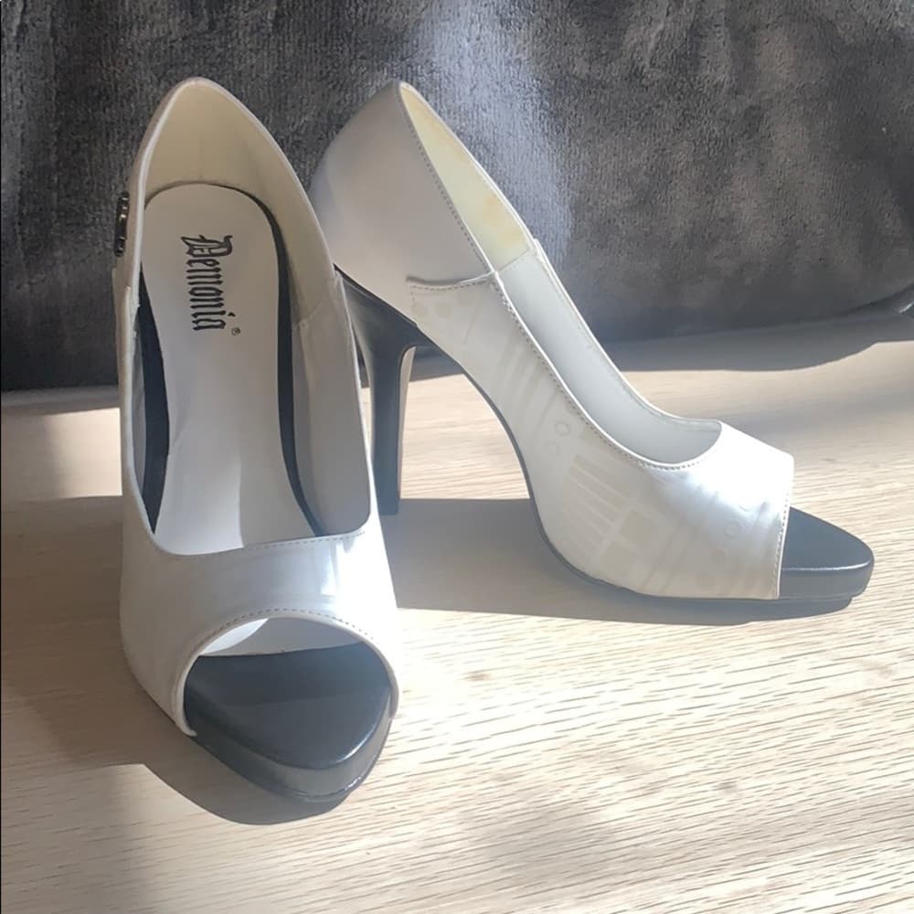 Demonia: 4 1/2" Peep Toe Pump W/Cyber UV Print​​