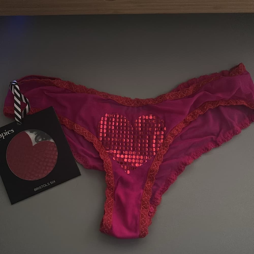 Bristols Six: Nippies Moulin Heart & Cheeky Panty Set – Hot Pink/Red - Thumbnail 3