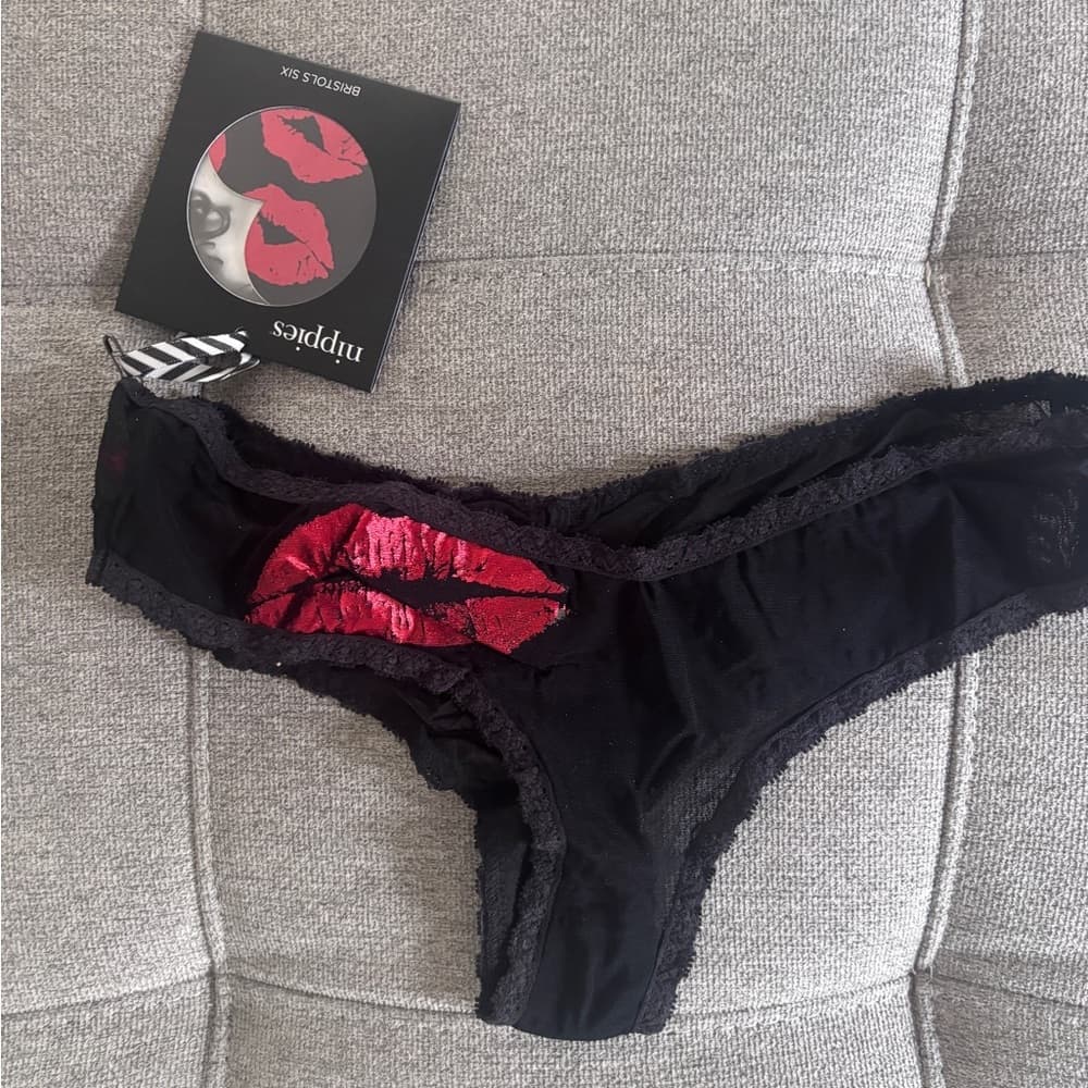 Bristols Six: Nippies Black Kiss & Cheeky Panty Set – Hot Pink/Red - Thumbnail 6