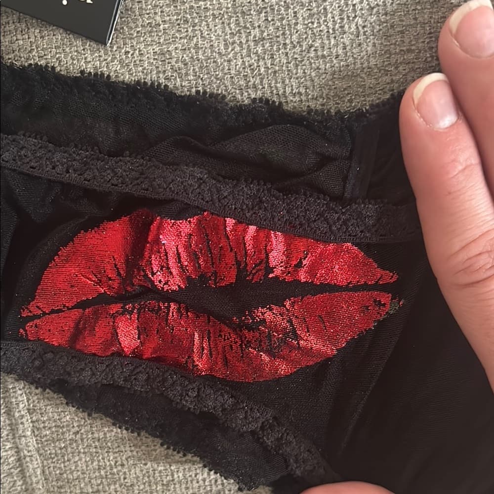 Bristols Six: Nippies Black Kiss & Cheeky Panty Set – Hot Pink/Red - Thumbnail 2