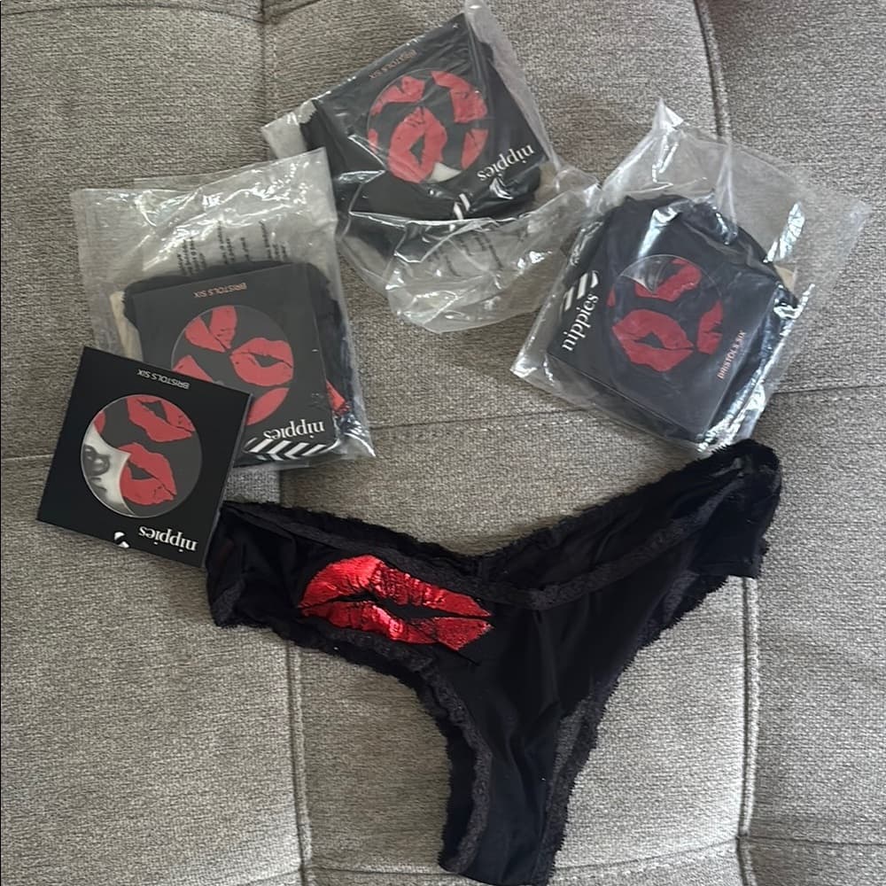 Bristols Six: Nippies Black Kiss & Cheeky Panty Set – Hot Pink/Red - Thumbnail 5