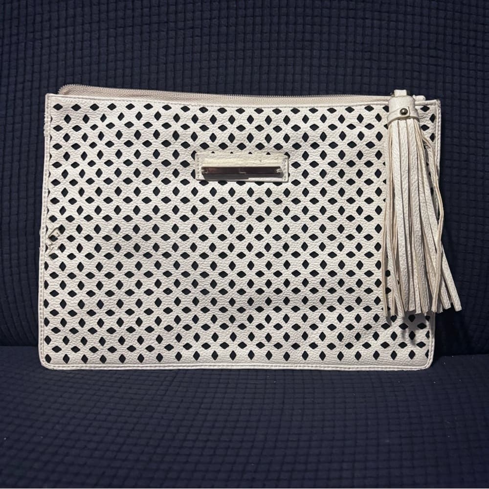 The Limited White Laser-Cut Design Clutch – Perfect for Spring Events - Thumbnail 2