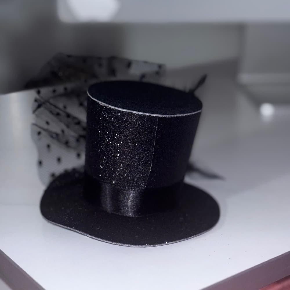 Leg Avenue Black Rose Clip-On Mini Top Hat with Glitter & Feather - Thumbnail 6