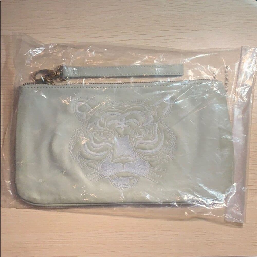 🆕 Deena & Ozzy Embroidered Tiger Wristlet Clutch - Thumbnail 3