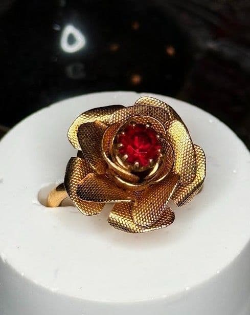 F10 - Vintage 1960s Sarah Coventry "English Garden" Rose Ring Ruby Red Faux Gemstone SZ adjustable sits at a 5 now.