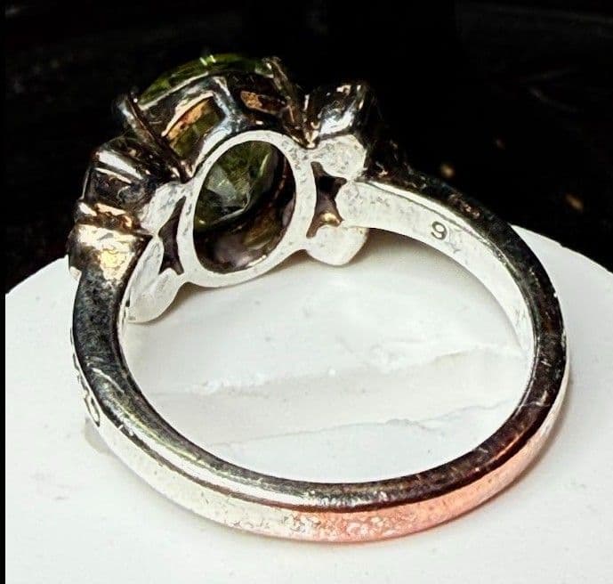F13 - Vintage Avon "NRQ" Cocktail Ring Silver Tone Peridot Like Green Stone Sz 9 - Thumbnail 3