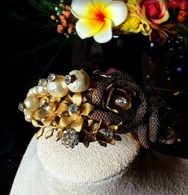 F15 - Rare Vintage Early Unsigned Miriam Haskell Faux Pearl Hinged Bangle Bracelet (Frank Hess Era, c. 1930s–1940s) - Thumbnail 3