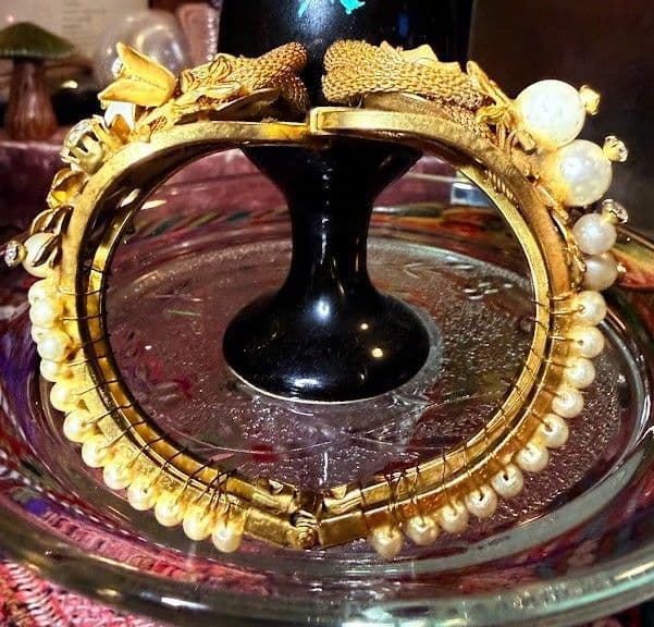 F15 - Rare Vintage Early Unsigned Miriam Haskell Faux Pearl Hinged Bangle Bracelet (Frank Hess Era, c. 1930s–1940s) - Thumbnail 4