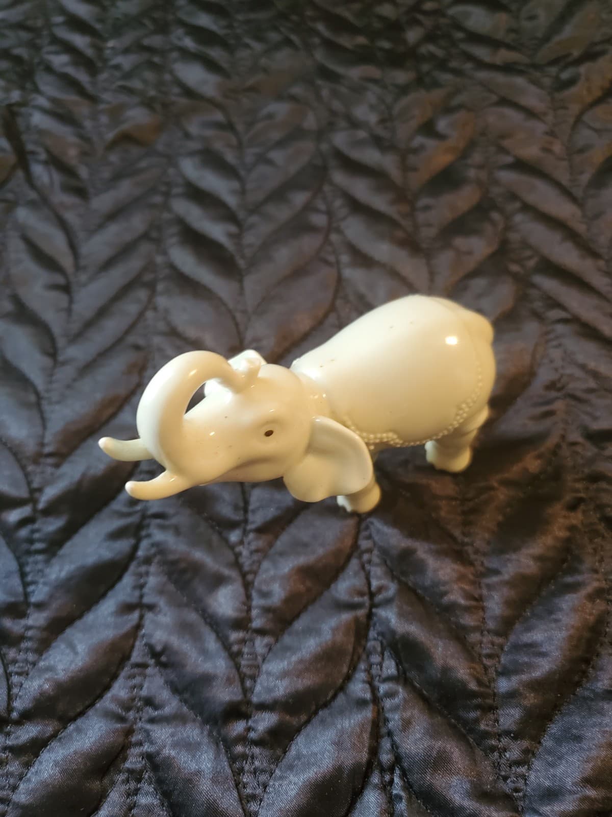 Lenox, Small Porcelain Elephant Figurine with gold eyes and toes - Thumbnail 2