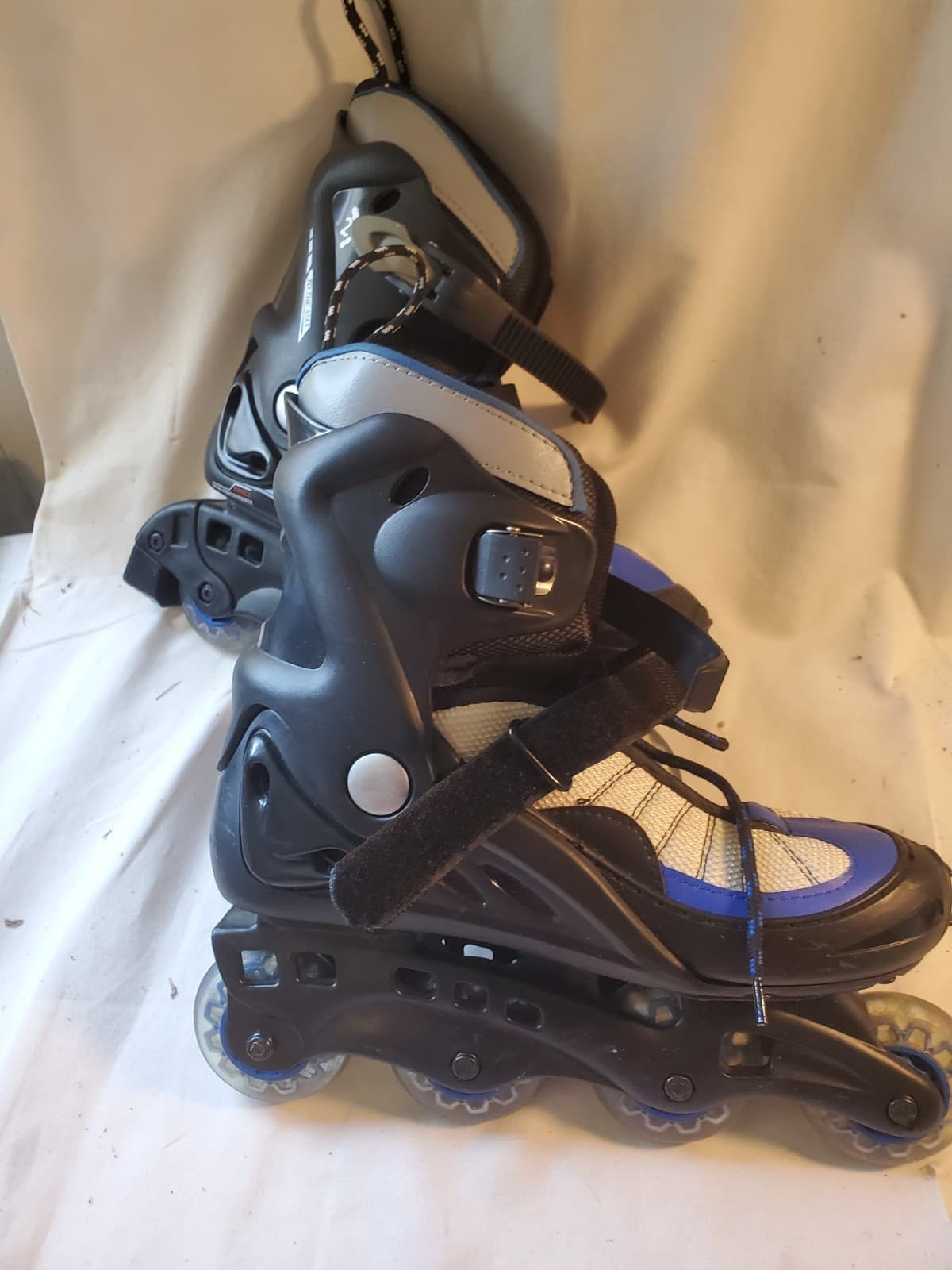 2XS Roller Blades Inline Skates Size 7 – Excellent Condition – With Travel Bag