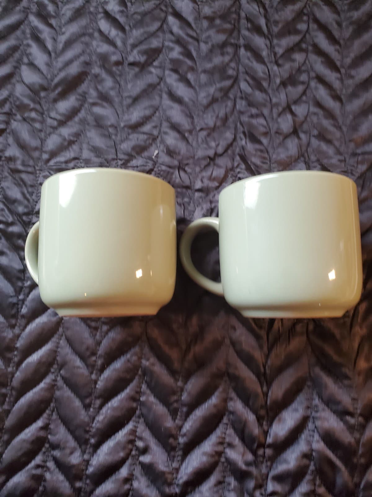 Set Of 2 Gibson Elite Green Vintage Stonewear Coffee Mugs. Excellent. Preowned.