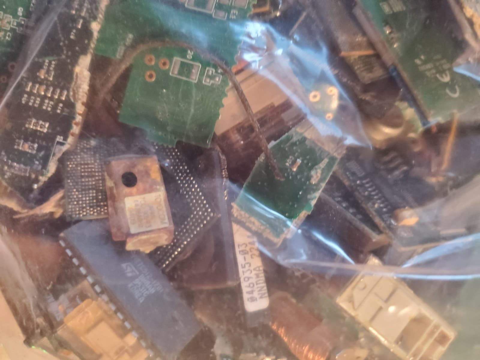 4LBS - Scrap Circuit boards/chips/connectors For Precious Metals Recovery GOLD - Thumbnail 2