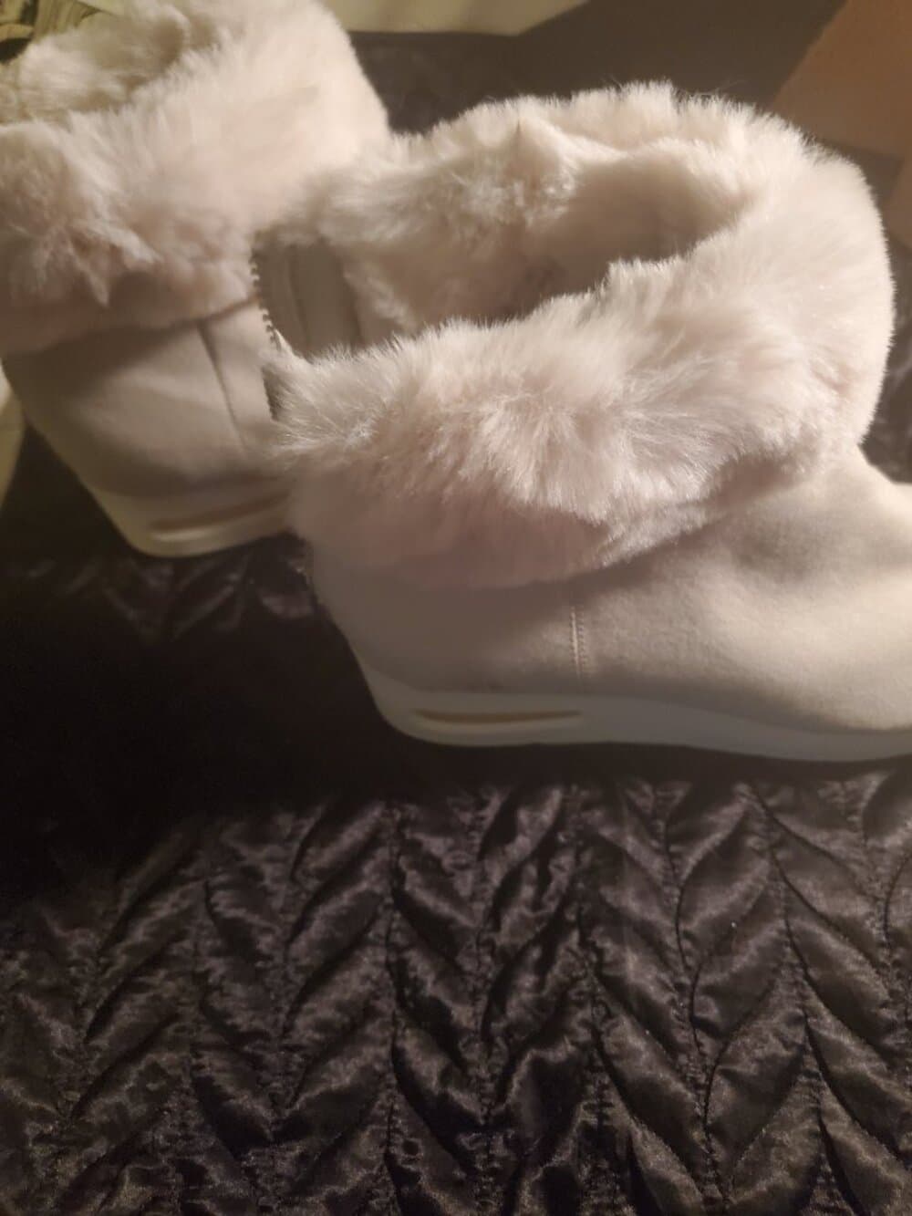 DKNY White Suede/Faux Fur - Size 10M - Thumbnail 5