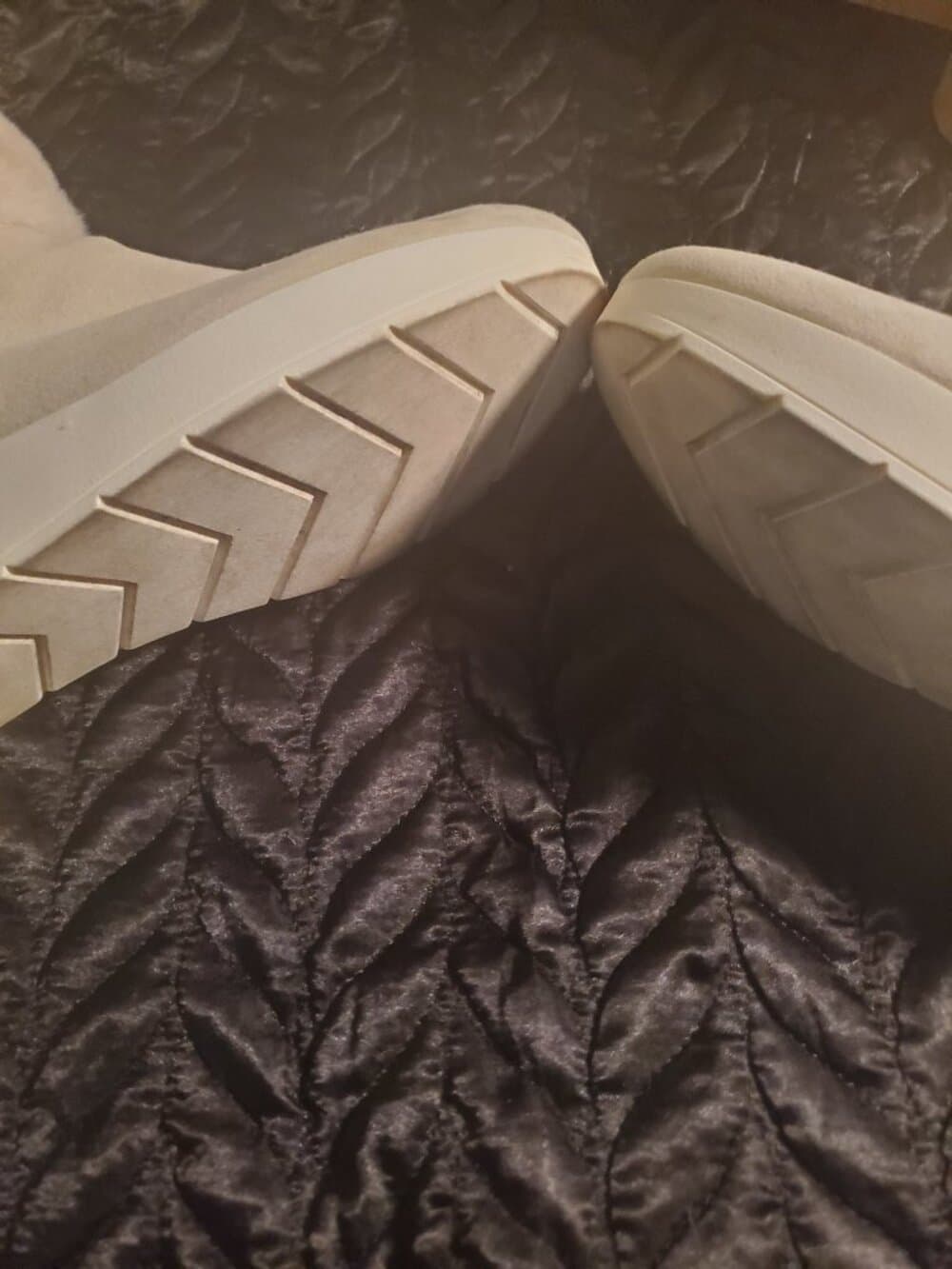 DKNY White Suede/Faux Fur - Size 10M - Thumbnail 3