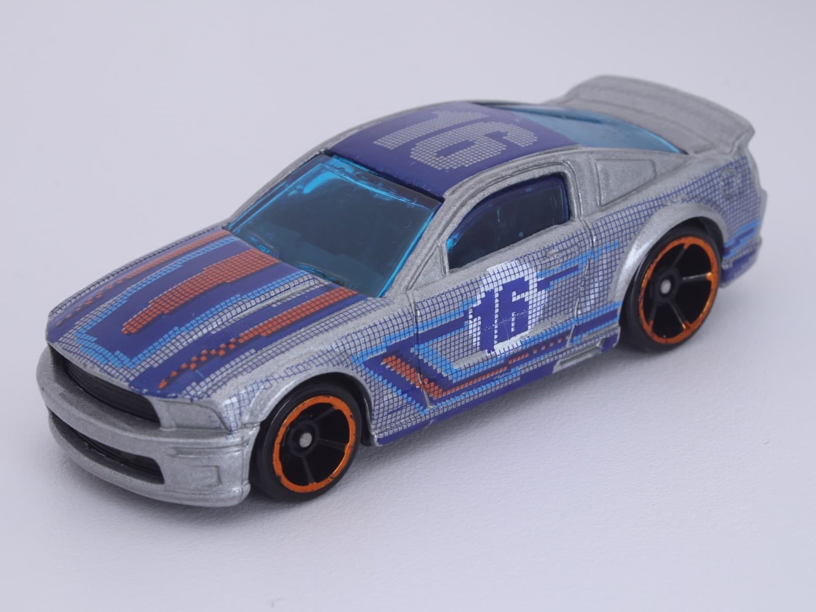 2016 Hot Wheels Art Cars ~ 2007 MUSTANG (#198) ~ Gray/Blue/Orange 1:64 - Thumbnail 2