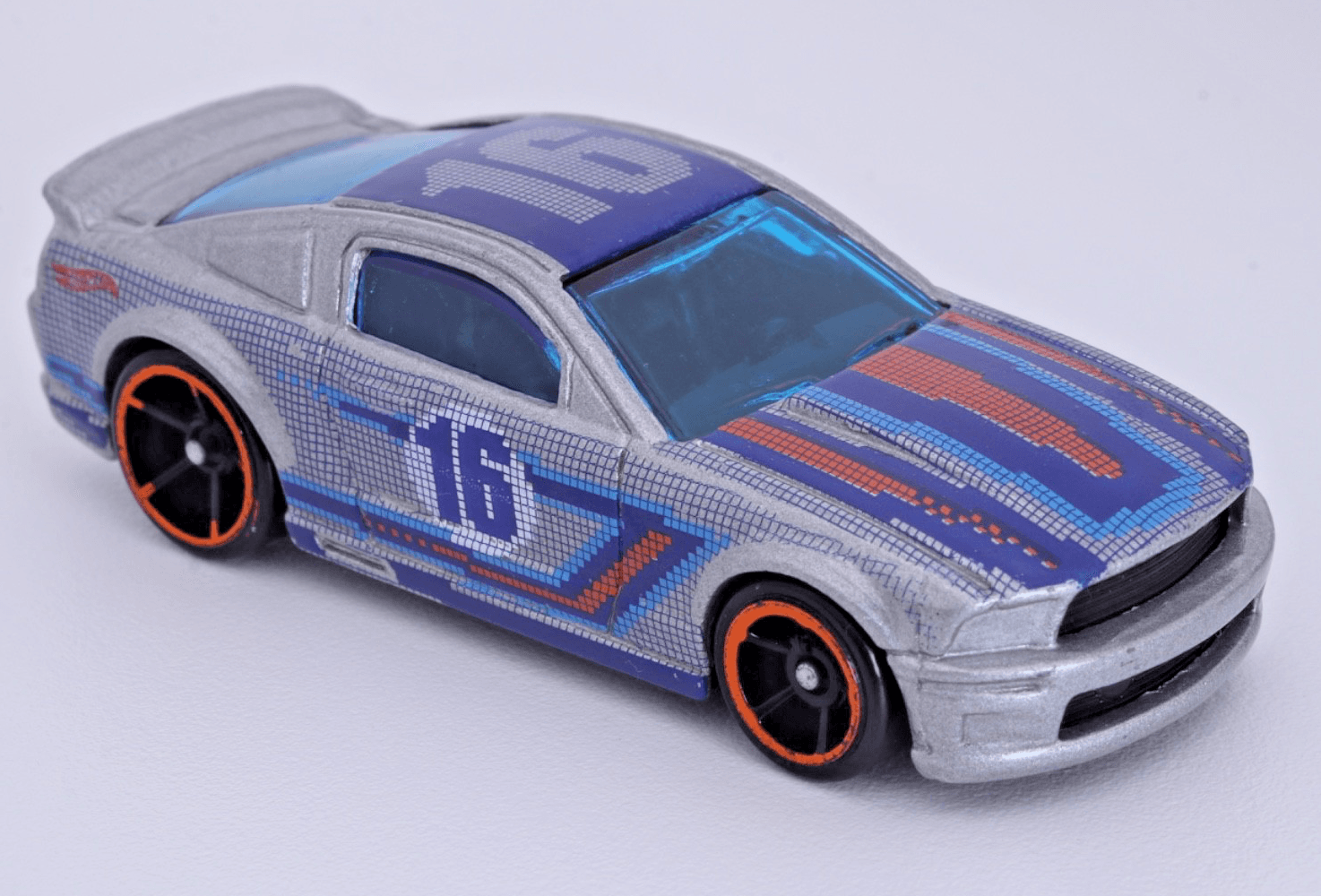2016 Hot Wheels Art Cars ~ 2007 MUSTANG (#198) ~ Gray/Blue/Orange 1:64