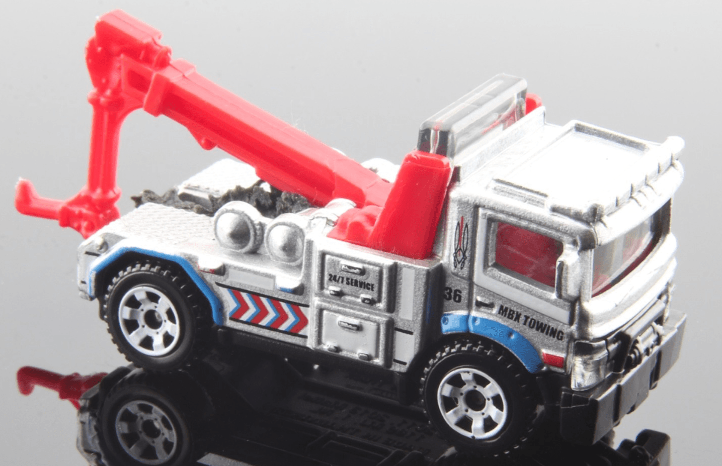2023 Matchbox City Drivers III ~ URBAN TOW TRUCK ~ Silver/Red 1:64 Diecast