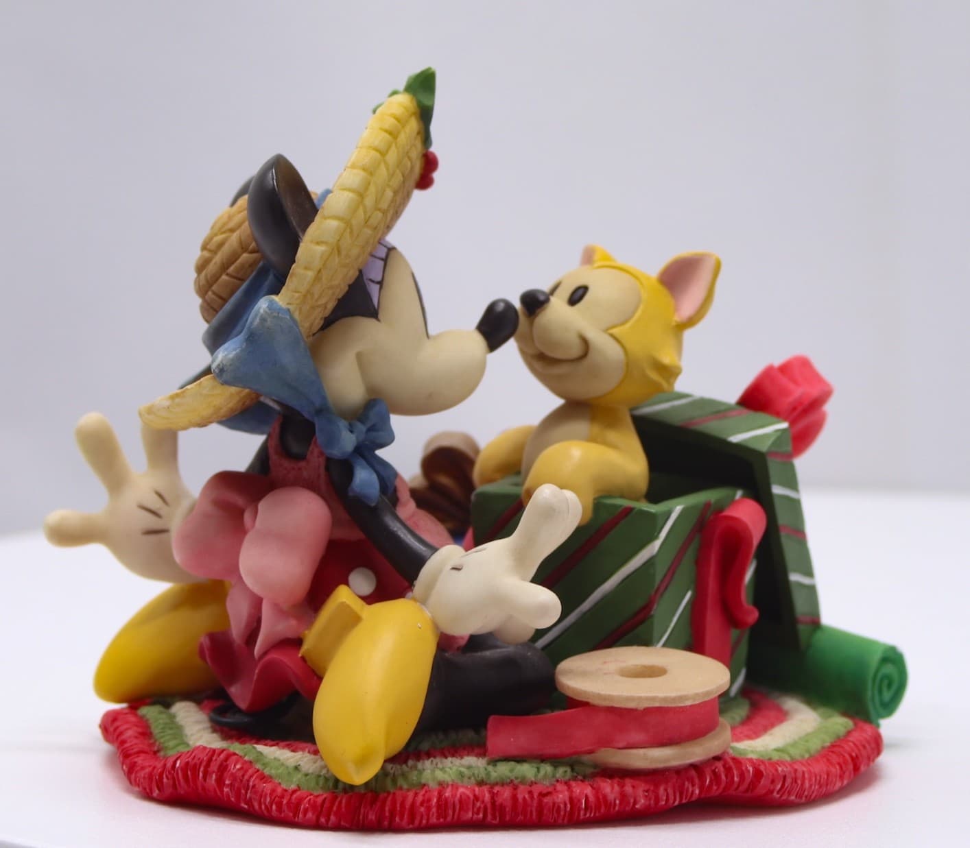 VTG Disney Enesco Minnie Mouse Wrapping Gifts “Wrapped to Purr-fection” Figurine - Thumbnail 4