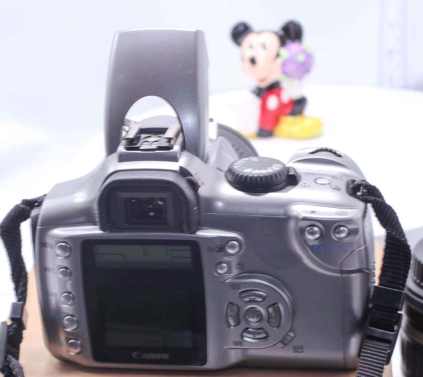 Canon EOS Digital Rebel / EOS 300D Digital SLR Camera Body, battery & Jump Shot - Thumbnail 10