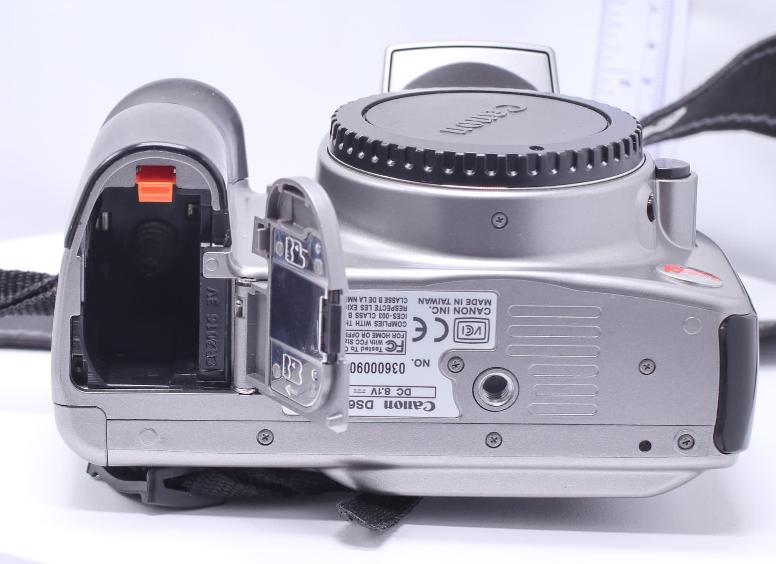 Canon EOS Digital Rebel / EOS 300D Digital SLR Camera Body, battery & Jump Shot - Thumbnail 9