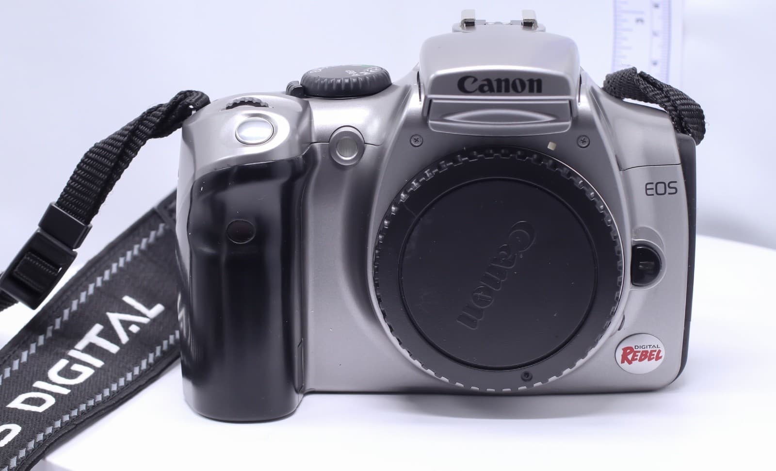 Canon EOS Digital Rebel / EOS 300D Digital SLR Camera Body, battery & Jump Shot - Thumbnail 3
