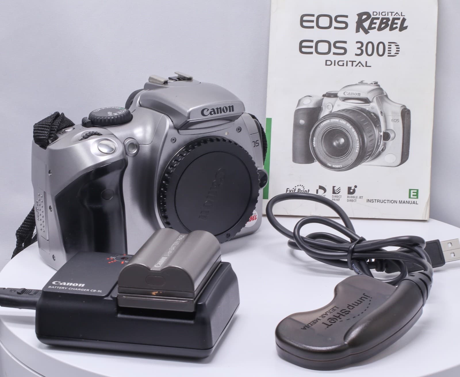 Canon EOS Digital Rebel / EOS 300D Digital SLR Camera Body, battery & Jump Shot
