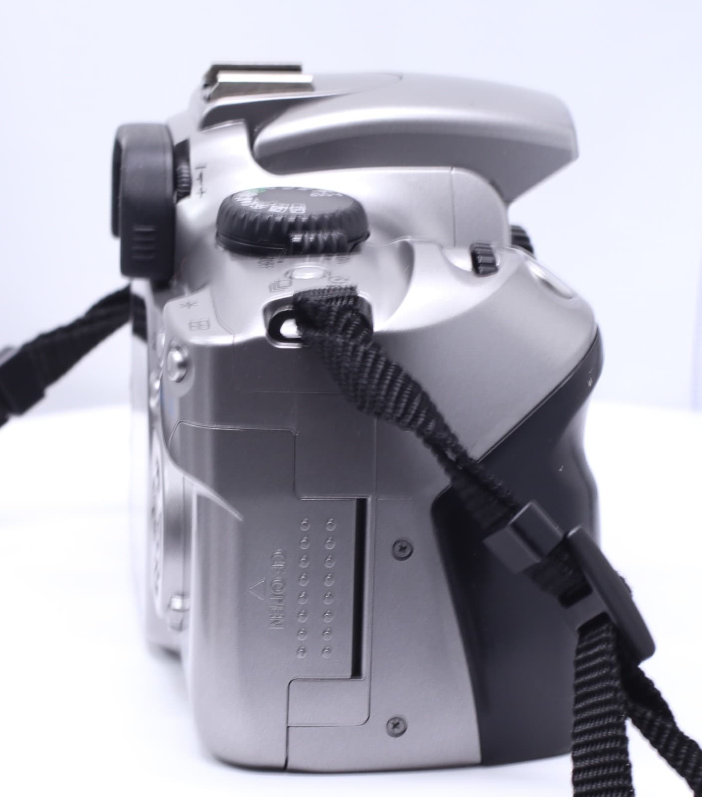 Canon EOS Digital Rebel / EOS 300D Digital SLR Camera Body, battery & Jump Shot - Thumbnail 5