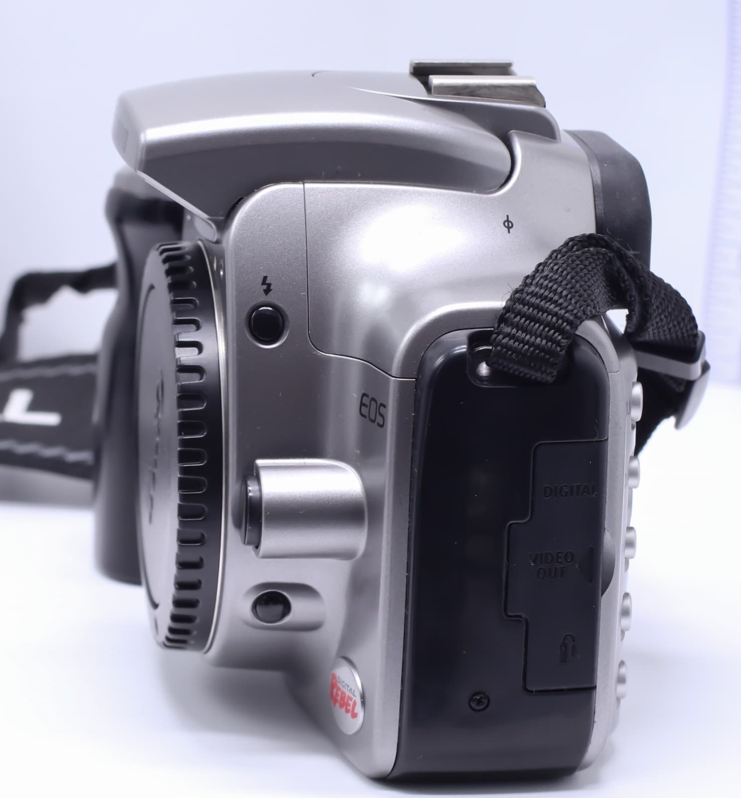 Canon EOS Digital Rebel / EOS 300D Digital SLR Camera Body, battery & Jump Shot - Thumbnail 4