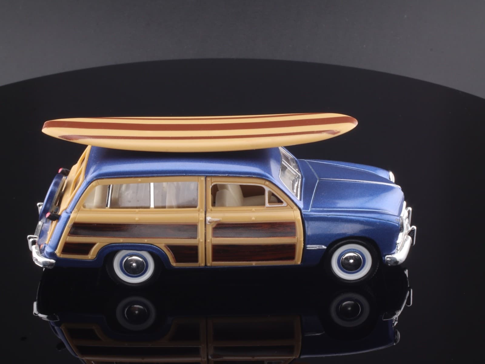 Kinsmart ~ 1949 FORD WOODY WAGON ~ Pull-Back 1/40 Diecast - Thumbnail 14