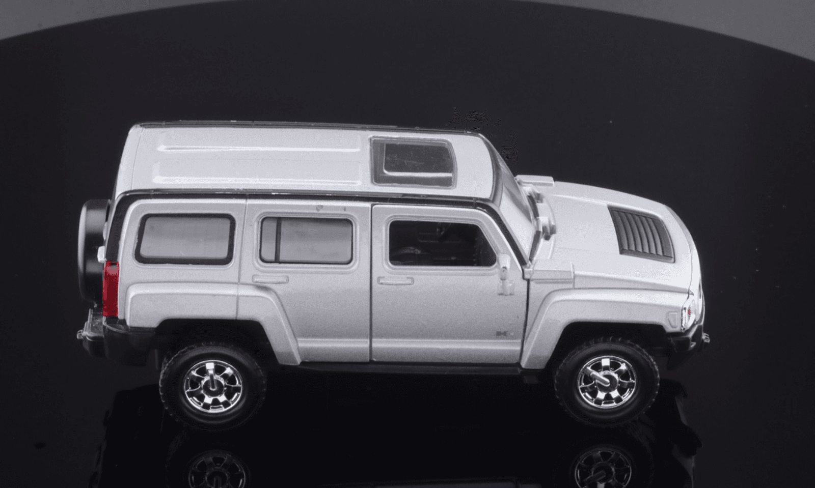 Welly ~ HUMMER H3 ~ SUV Silver 1/34 Diecast Model Car "Pull-Back" Action - Thumbnail 3
