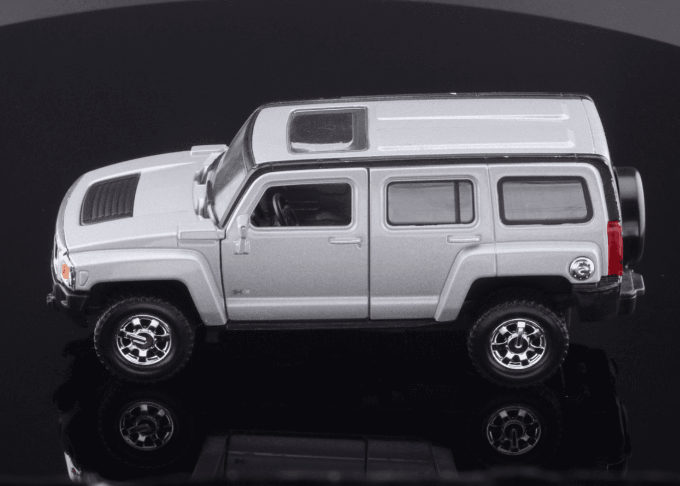 Welly ~ HUMMER H3 ~ SUV Silver 1/34 Diecast Model Car "Pull-Back" Action - Thumbnail 4