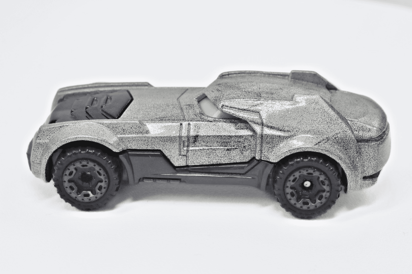 2017 Hot Wheels DC Universe ~ ARMORED BATMAN ~ 1:64 Diecast - Thumbnail 4