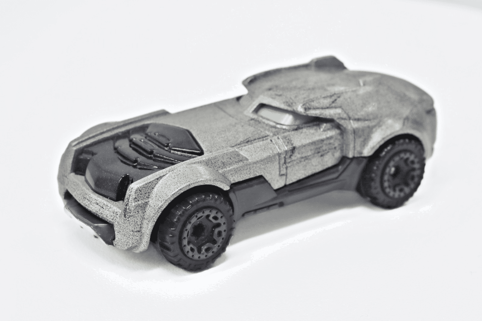 2017 Hot Wheels DC Universe ~ ARMORED BATMAN ~ 1:64 Diecast - Thumbnail 2