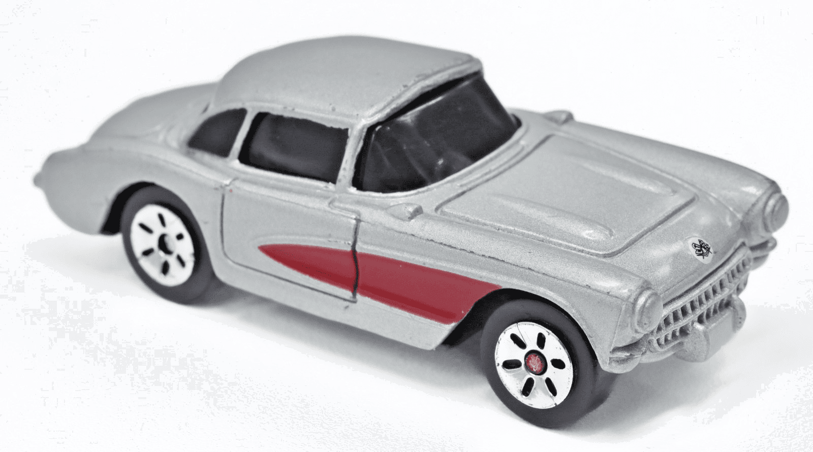 Maisto ~ 1957 CHEVROLET CORVETTE ~ Silver / Red 1:64 Diecast