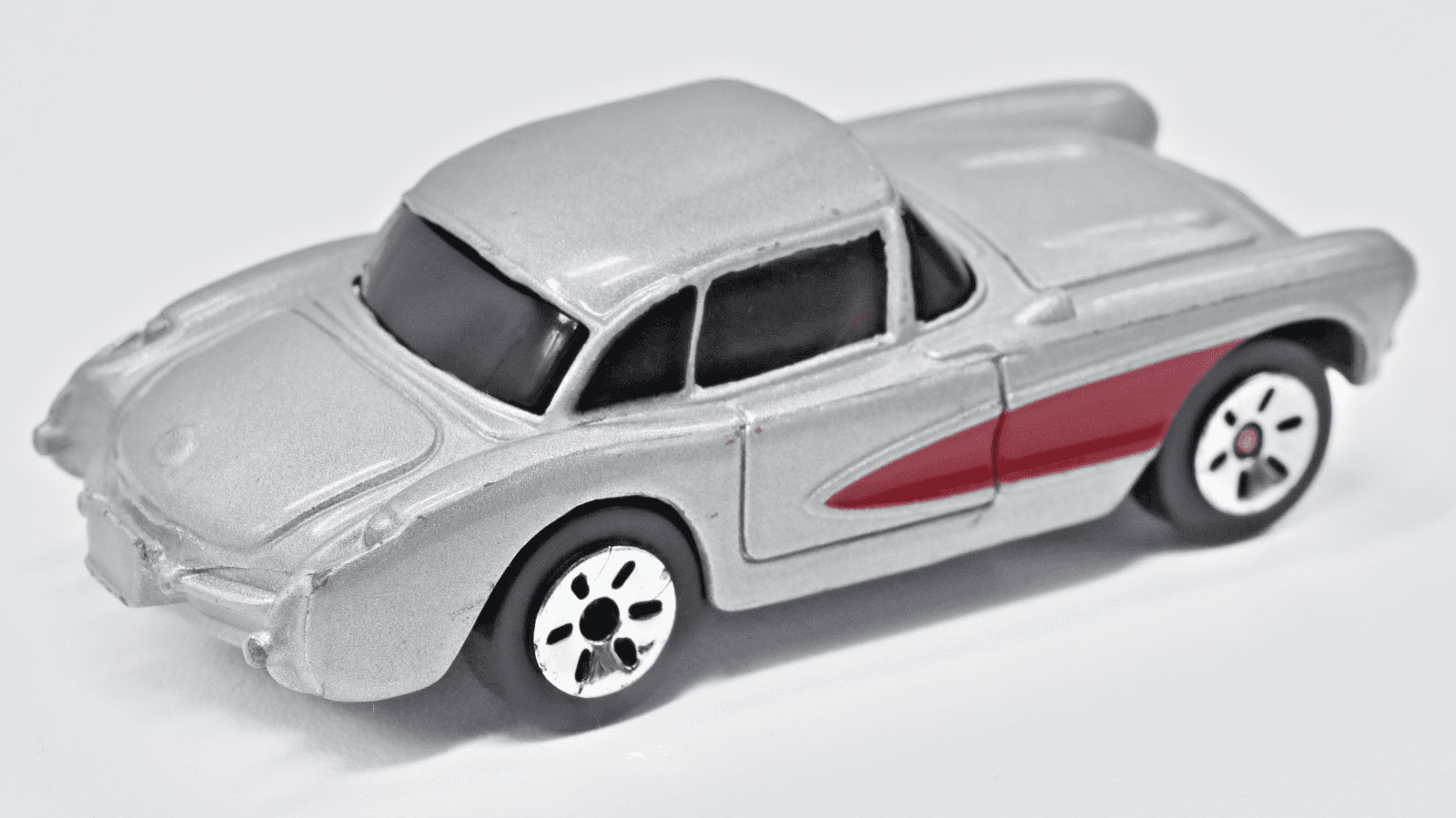 Maisto ~ 1957 CHEVROLET CORVETTE ~ Silver / Red 1:64 Diecast - Thumbnail 4