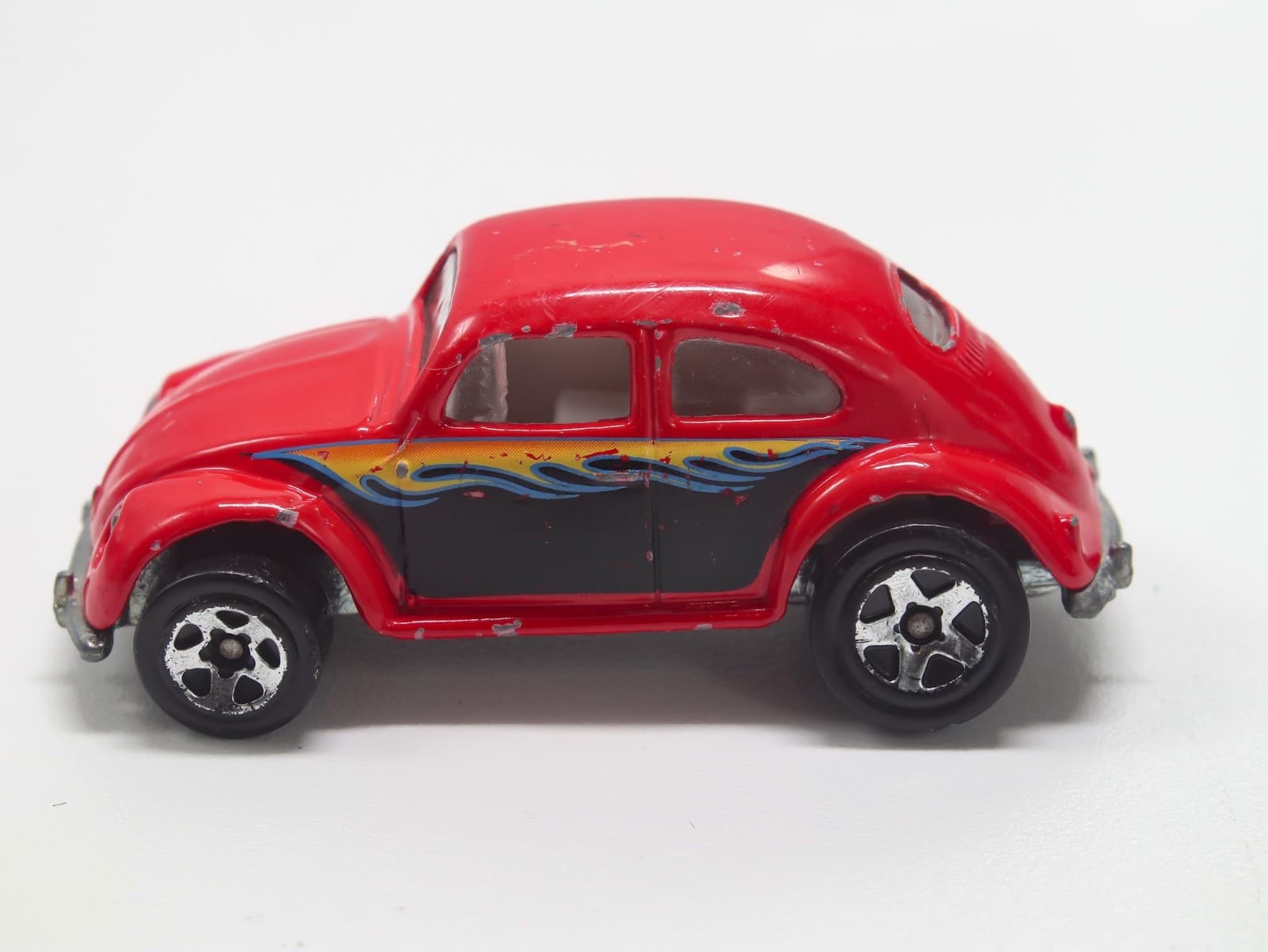 Hot Wheels Classics ~ 1988 VOLKSWAGEN BEETLE ~ Flames Diecast 1:64 - Thumbnail 4