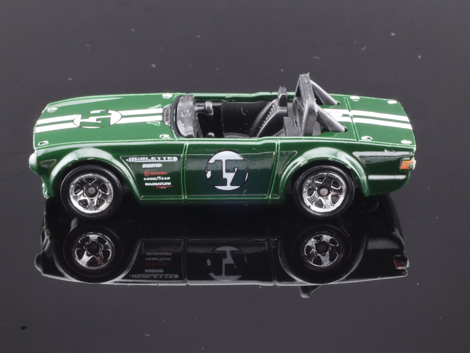 2009 Hot Wheels New Models ~ TRIUMPH TR6 (33/190) ~ Green 1/64 Diecast Car - Thumbnail 3