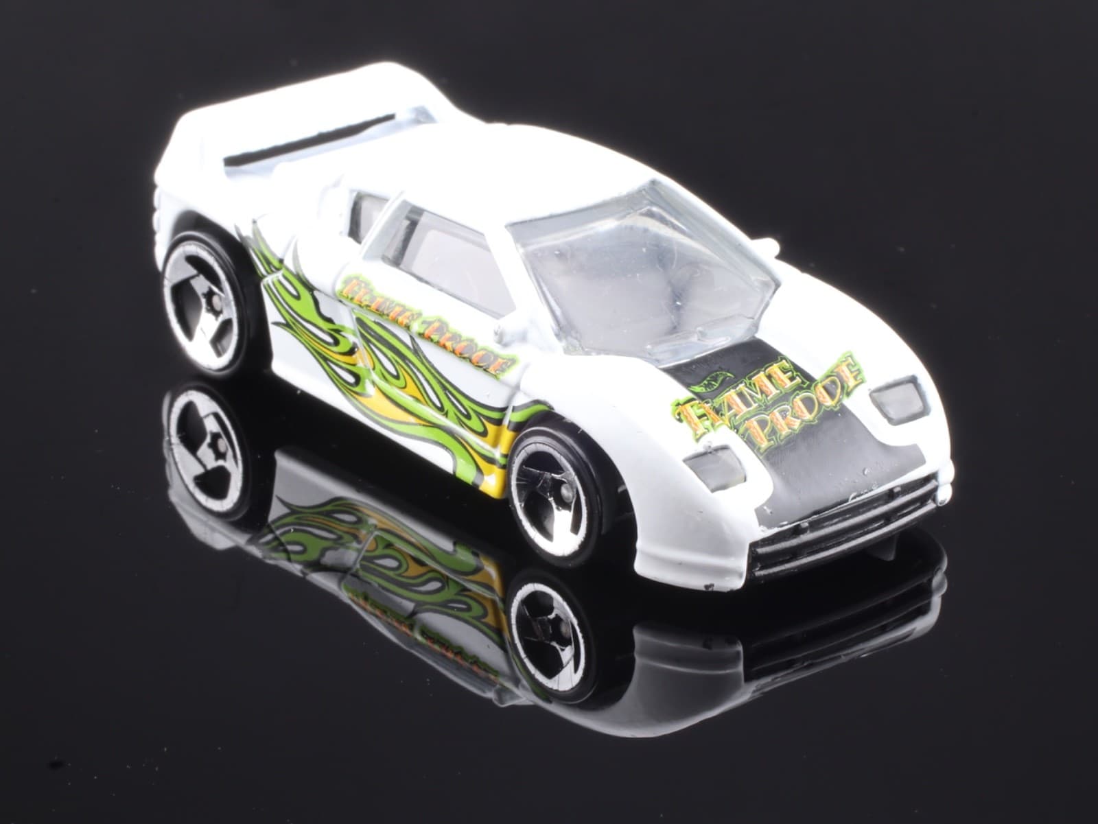 VINTAGE 1990 Hot Wheels ~ ZENDER FACT 4 ~ White / Green Flame Diecast 1:64