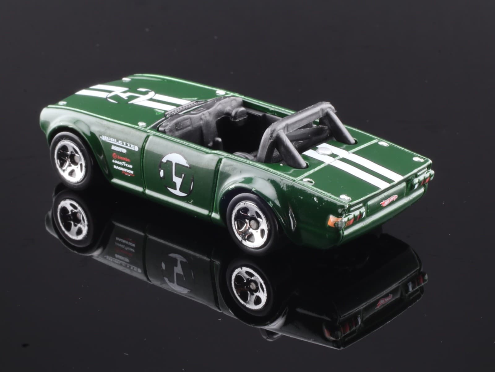 2009 Hot Wheels New Models ~ TRIUMPH TR6 (33/190) ~ Green 1/64 Diecast Car - Thumbnail 4