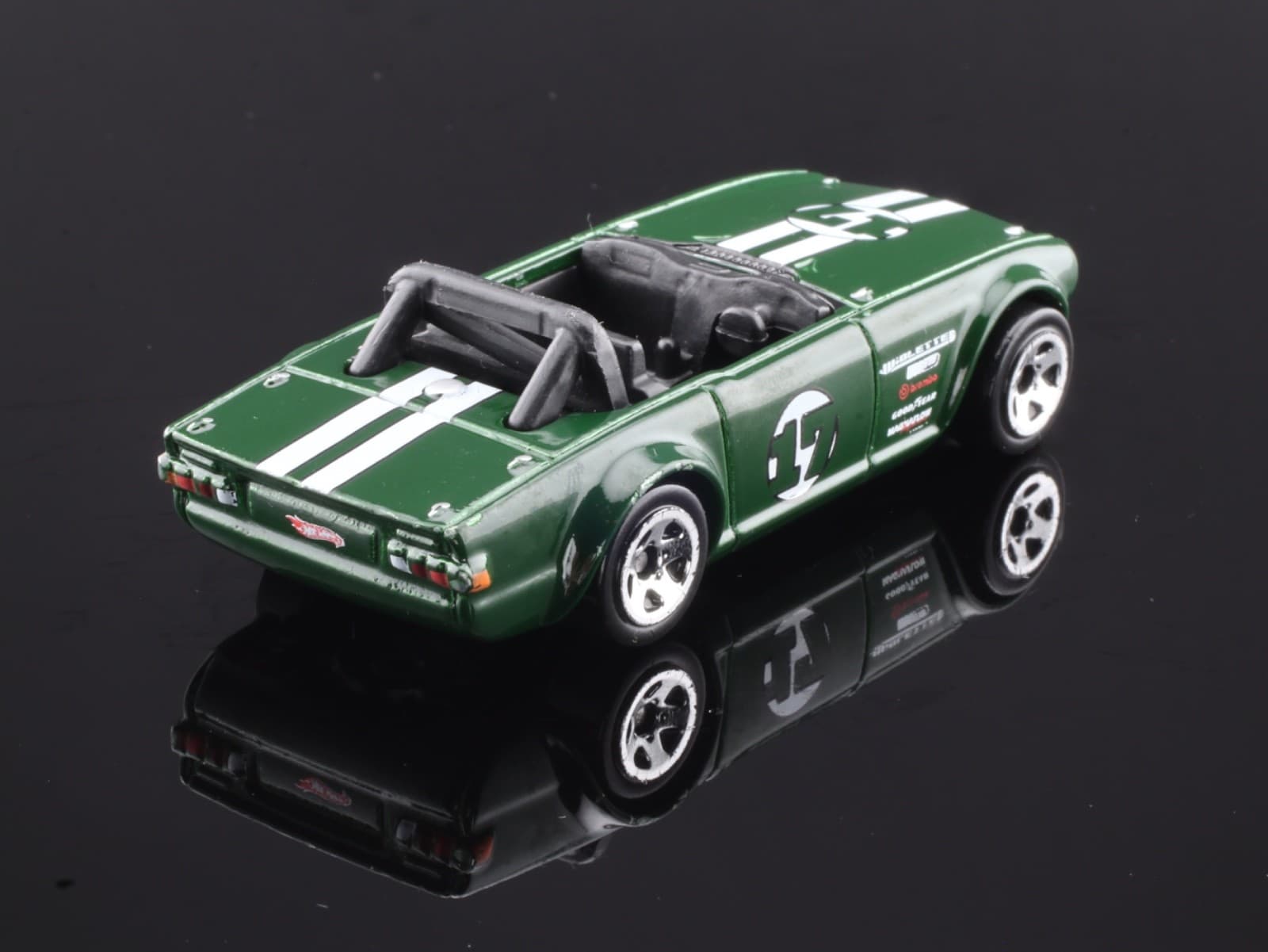 2009 Hot Wheels New Models ~ TRIUMPH TR6 (33/190) ~ Green 1/64 Diecast Car - Thumbnail 5