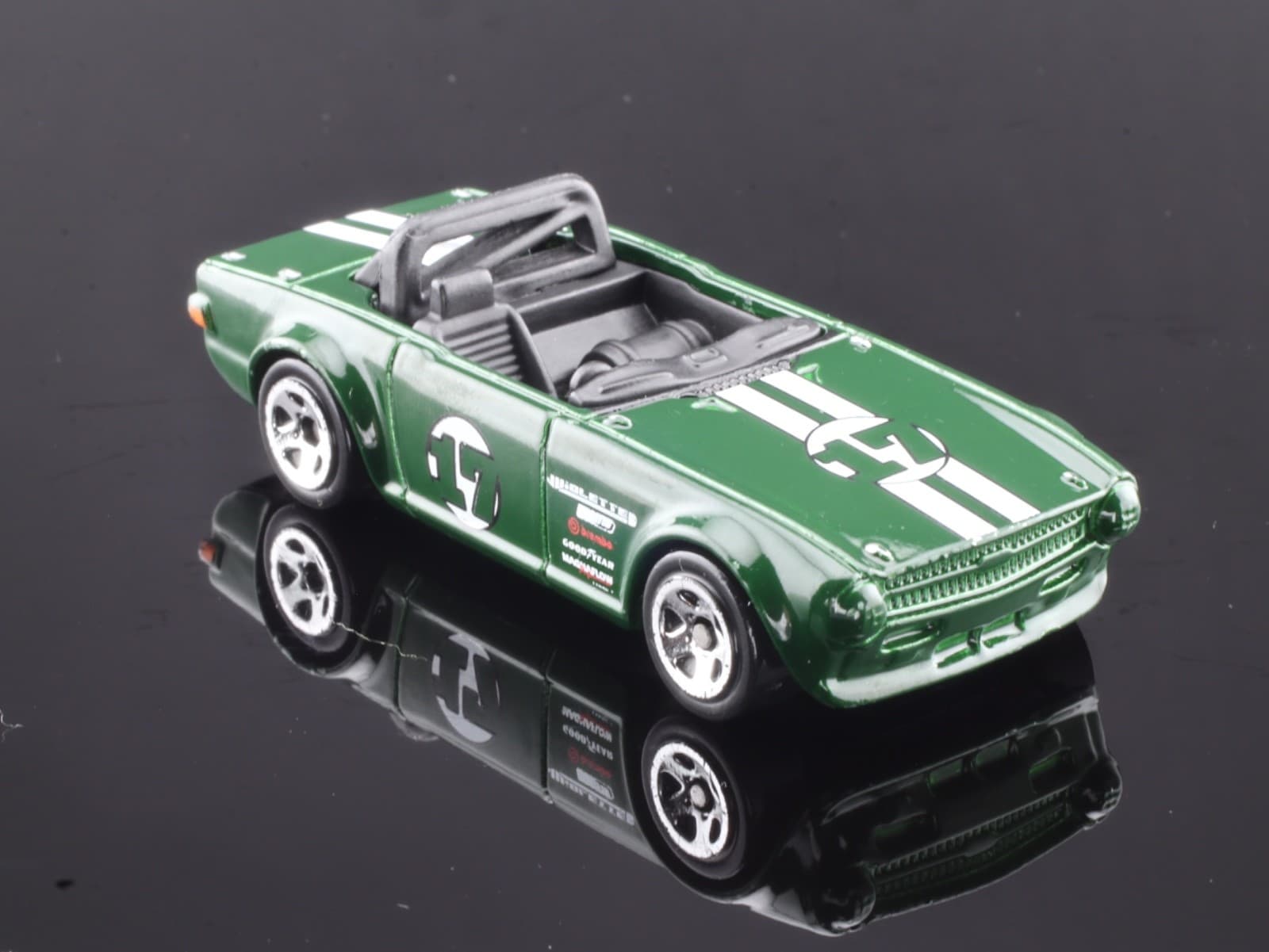 2009 Hot Wheels New Models ~ TRIUMPH TR6 (33/190) ~ Green 1/64 Diecast Car