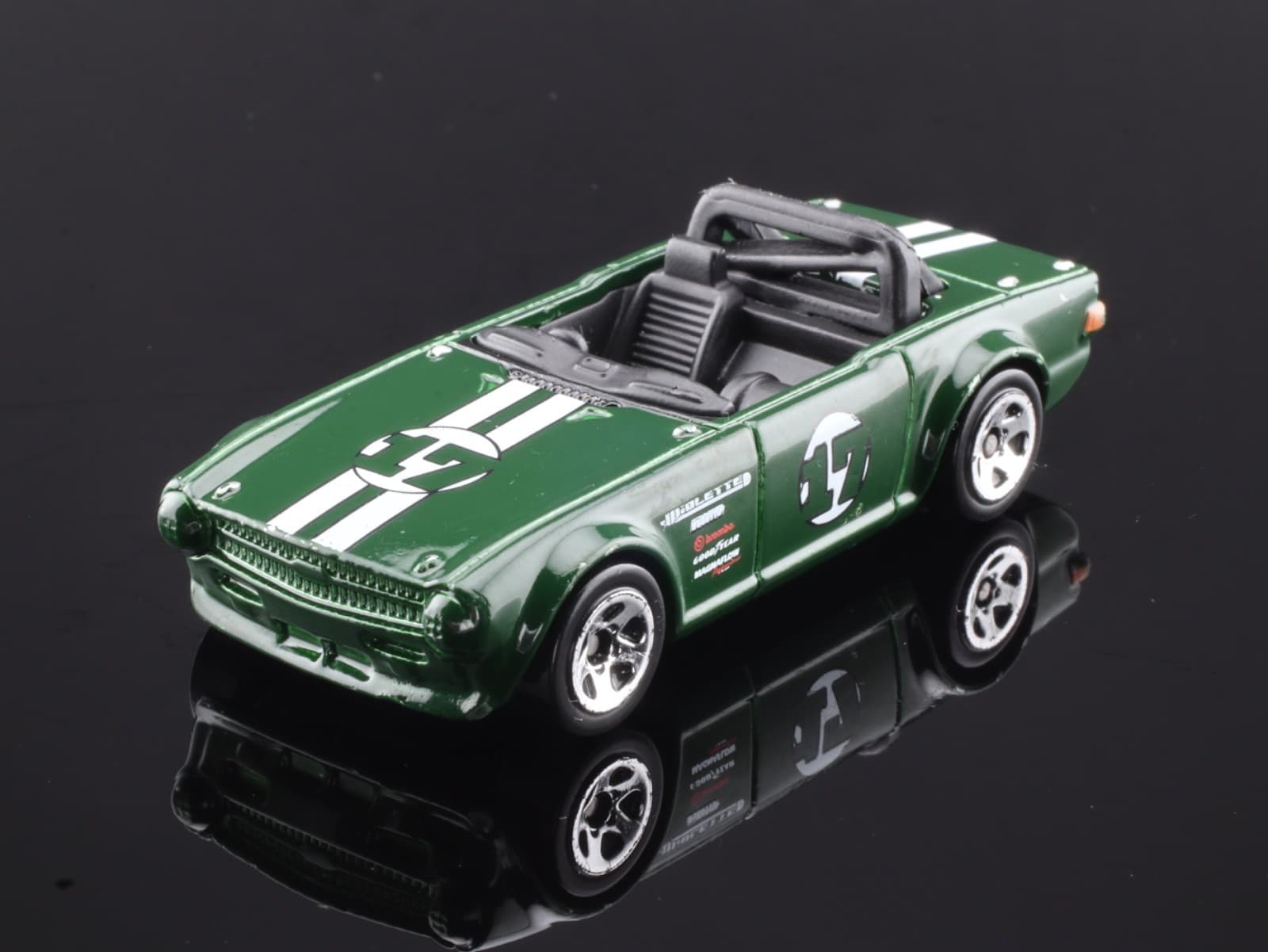 2009 Hot Wheels New Models ~ TRIUMPH TR6 (33/190) ~ Green 1/64 Diecast Car - Thumbnail 12